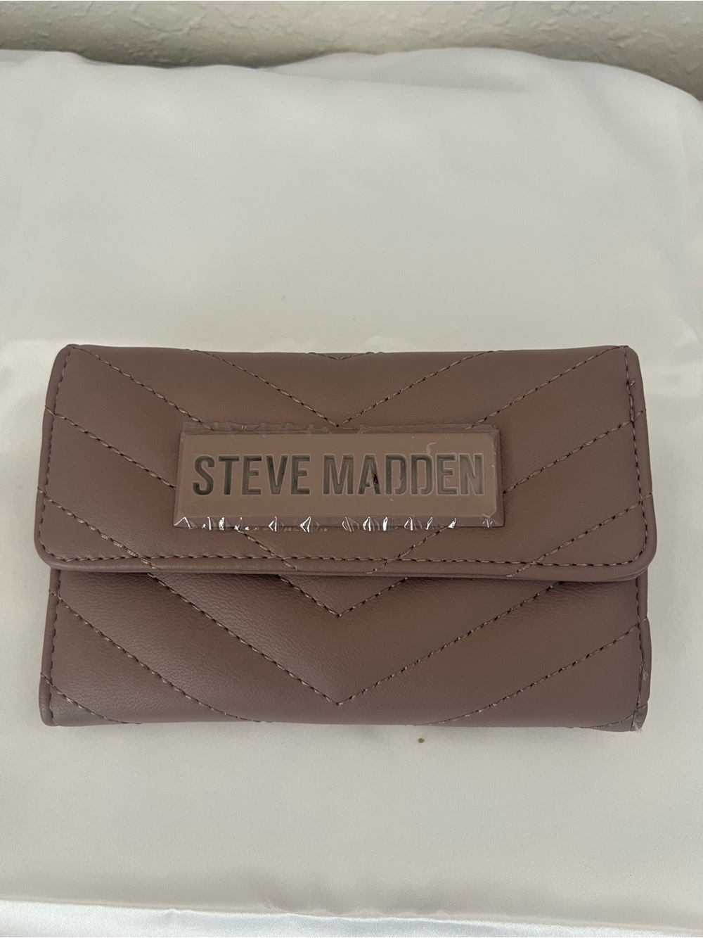 Steve Madden Quilted Bifold
Wallet Taupe New